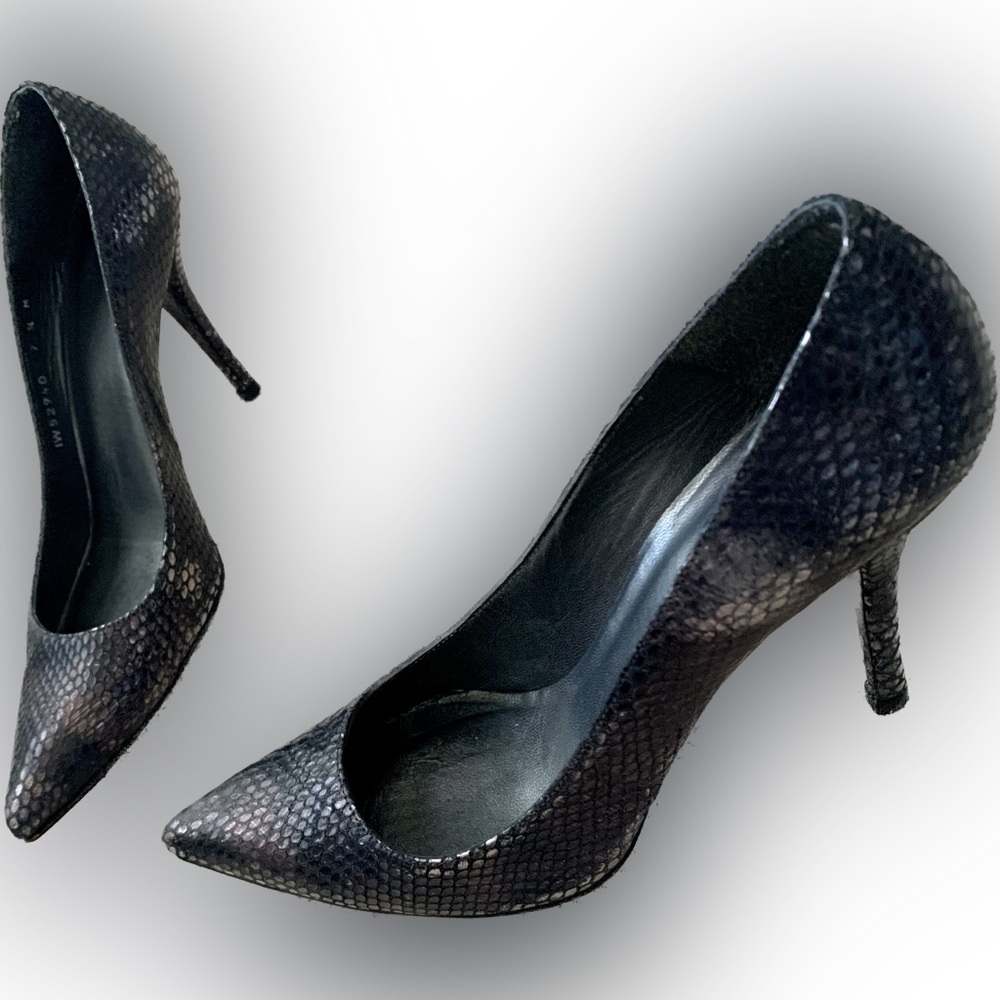 STUART WEITZMAN metallic silver gray snakeskin stiletto heels pumps Women’s 7.5 - Picture 1 of 9